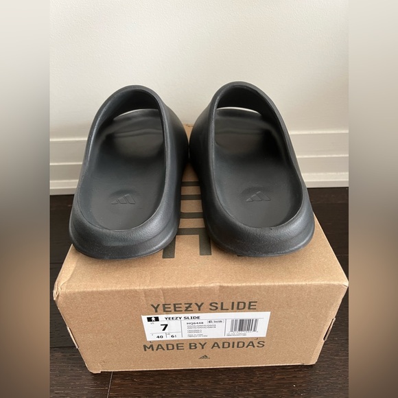 Yeezy Slides - Onyx - Size 7 Men’s / 9 Woman’s. - Picture 3 of 6